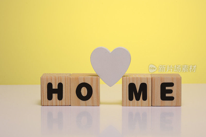 木制立方体上的HOME word